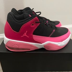 Like NEW Jordan Max Aura 3 Shoes Size 7Y
Girls Black/Pinksicle Sneakers